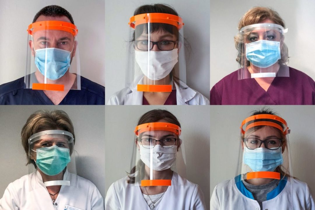 Personel medyczny jednego z katowickich szpitali w przyłbicach ZMorph