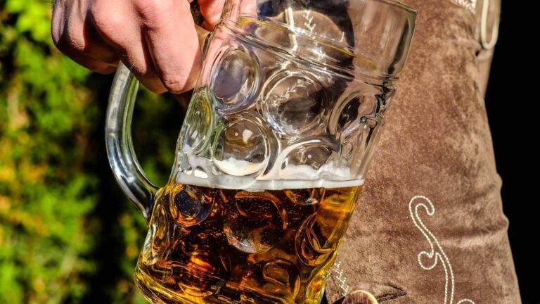 Polacy podzieleni w kwestii zakazu sprzedaży piwa bezalkoholowego nieletnim