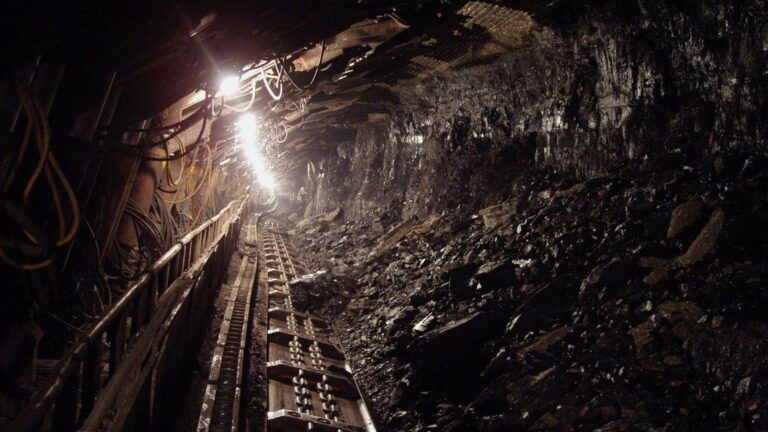Górnicy wznowili negocjacje w delegacją rządową, strajk pod ziemią trwa
