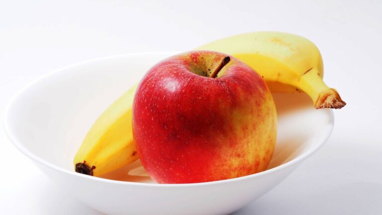 ANALIZA: Ceny jabłek poszły w górę o ponad 46%, a banany zaliczają spadek o 4%
