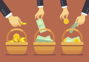 Trzy koszyki z pieniędzmi w różnej formie