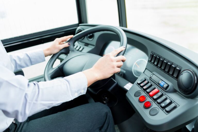 Kobieta prowadząca autobus