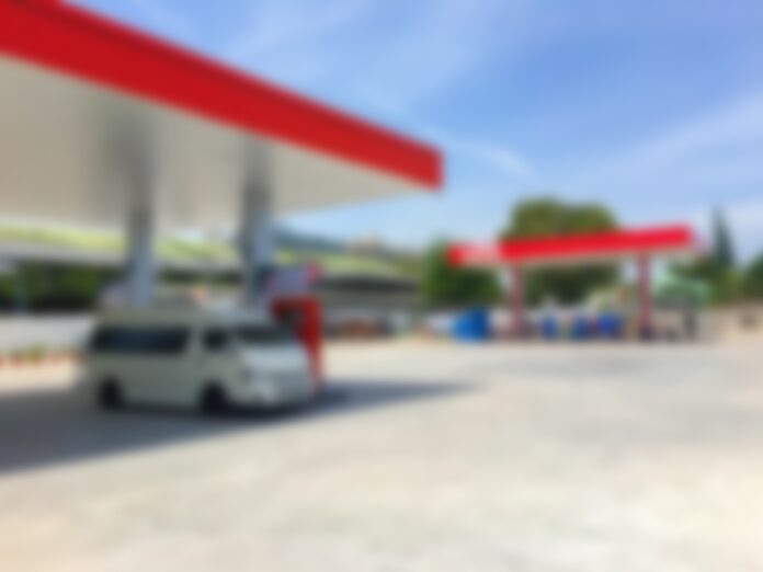 Rozmyte zdjęcie stacji benzynowej popularnego koncernu