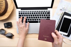 człowiek szukający ofert pracy za granicą na laptopie
