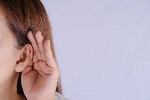 Kobieta cierpiąca na ubytek słuchu