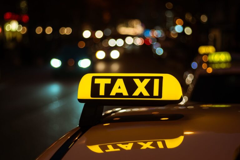 Znak "taxi" na taksówce
