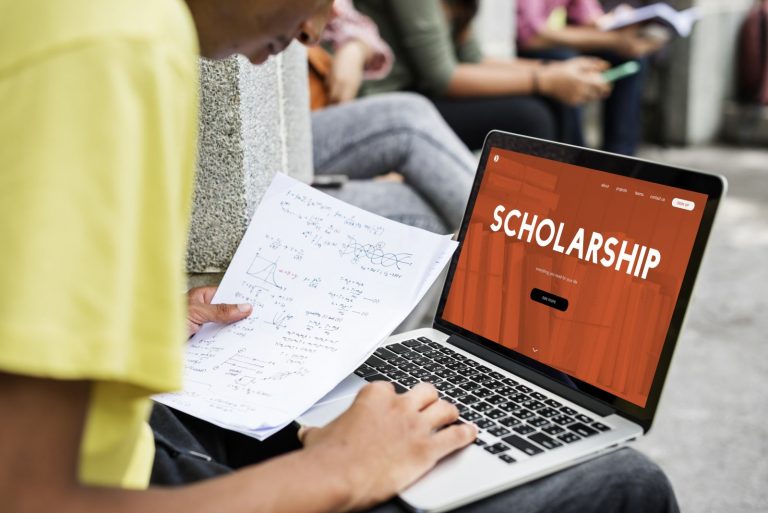 Student pobierający stypendium