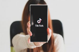 Smartfon z uruchomioną aplikacją TikTok
