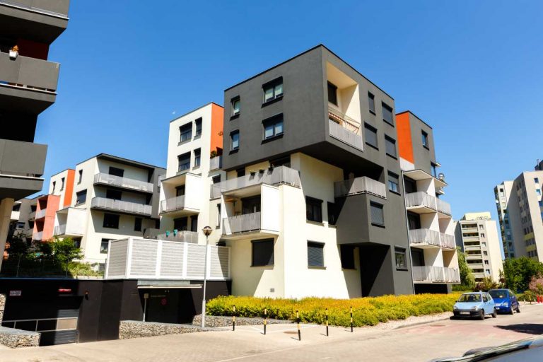 CBRE: Sprzedaż mieszkań w stolicy spadła kw/kw o ok. 1/3 do 4 tys. w III kw. br.