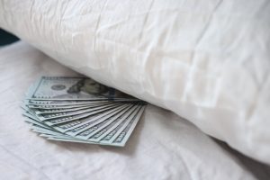 Banknoty leżące pod poduszką