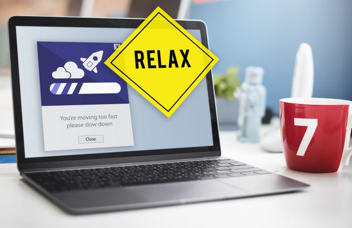 Grafika na komputerze sugerująca by zwolnić