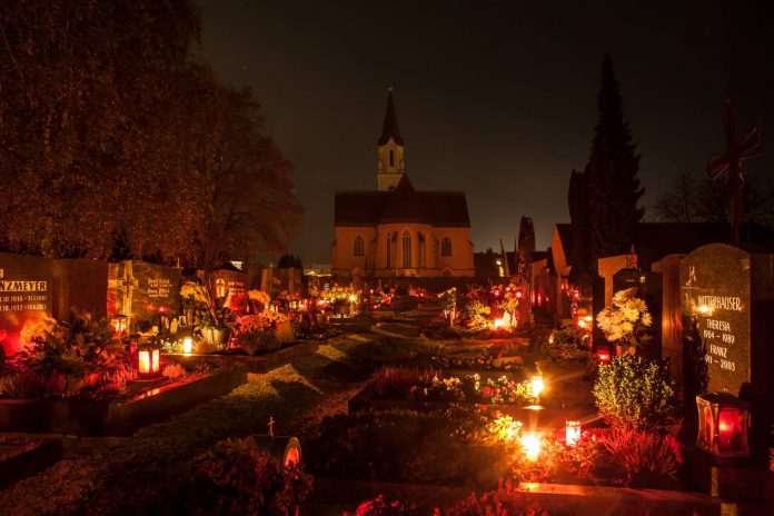 Cmentarz w Dniu Wszystkich Świętych nocą