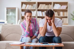 Małżeństwo próbuje sobie poradzić z problemami finansowymi