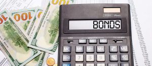 Napis "obligacje" na kalkulatorze i banknoty