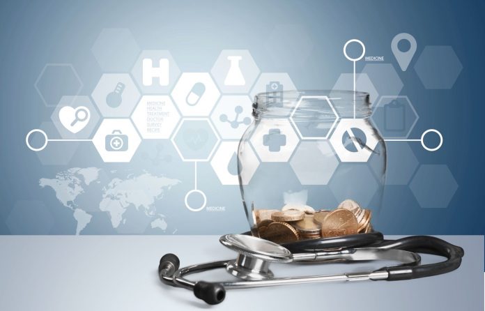 Słoik z pieniędzmi na inwestowanie w medycynę