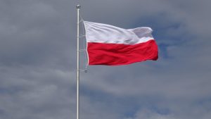 Powiewająca na wietrze polska flaga w Narodowe Święto Niepodległości
