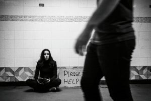 Bezdomna kobieta prosi o pomoc