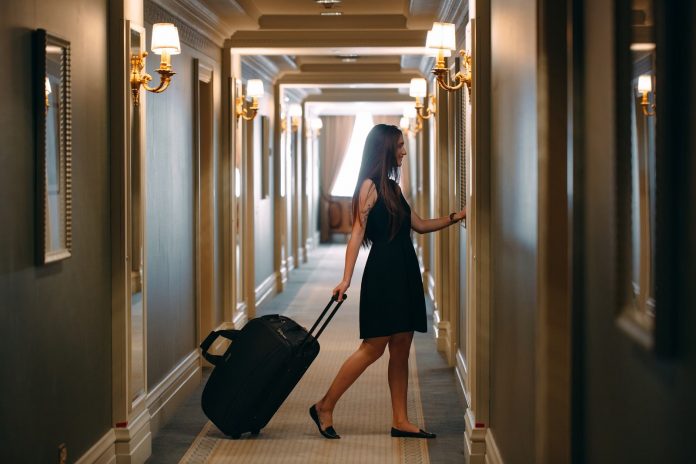 Turystka wchodzi do apartamentu w condohotelu