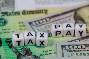 Litery tworzące napis "płacenie podatków"