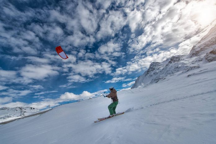 Narciarz uprawiający snowkiting