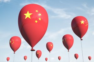 Fruwające balony z flagą Chin symbolizujące niezależność