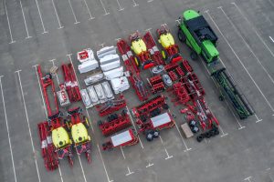 Widok z lotu ptaka na nowoczesne maszyny rolncize