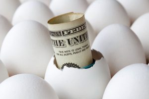 Banknoty w jajach, symbolizujące wzrost cen