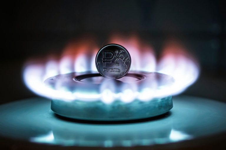 Rosyjski rubel na płonącym kurku gazowym