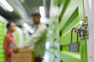 Zamknięty na kłódkę magazyn self storage
