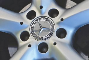 Logos Mercedes-Benz na feldze