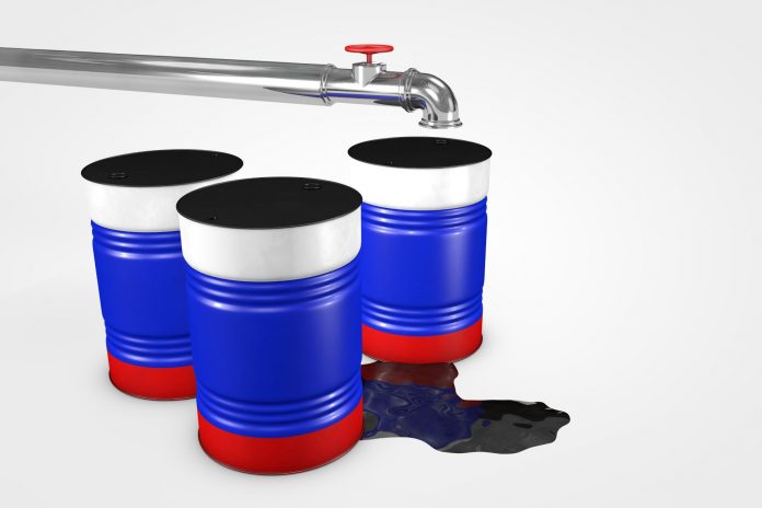 Baryłki z ropą naftową w barwach Rosji