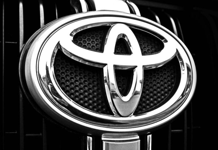 Logo Toyota na grillu auta