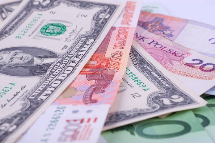 Banknoty dolar, euro, rubel, złoty