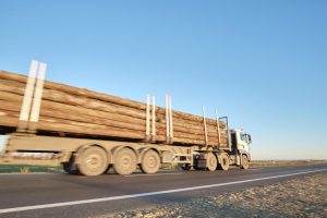 Ciężarówka dostarczająca drewno