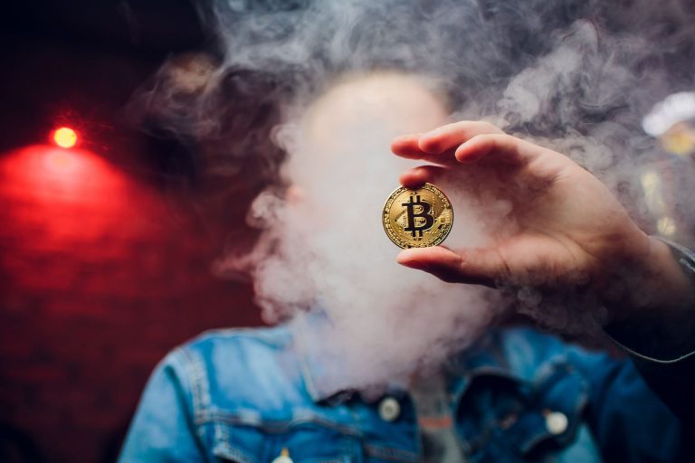 Anonimowy mężczyzna trzyma Bitcoina