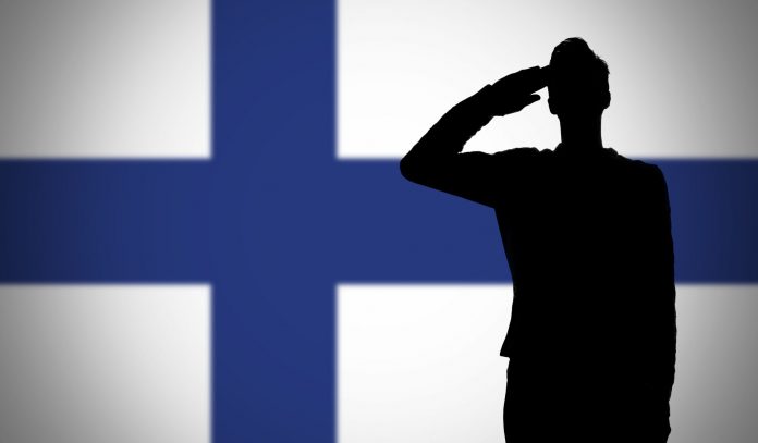 Flaga Finlandii i żołnierz