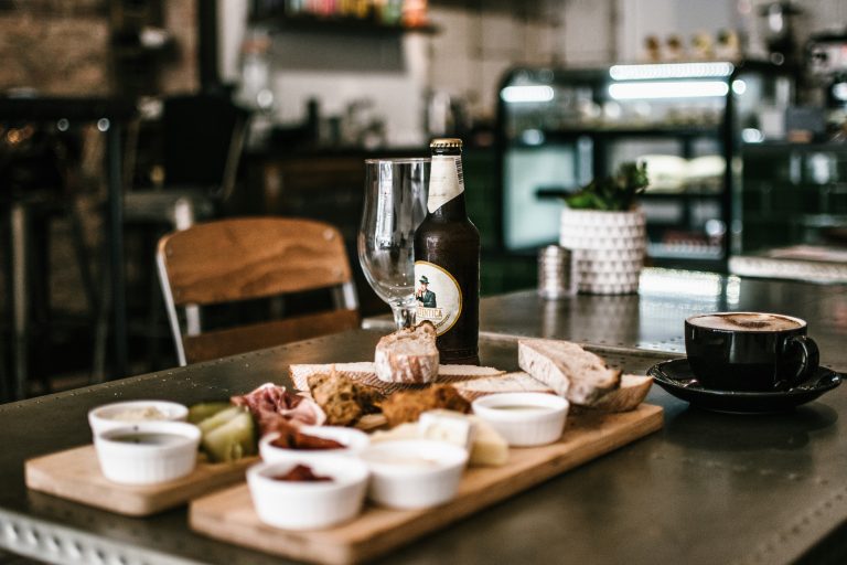 W podróż za jedzeniem — ciekawe wakacyjne kierunki dla fanów gastronomii