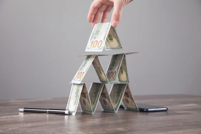 Piramida z banknotów