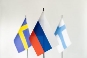 Flaga Rosji, a za nią Finlandia i Szwecja