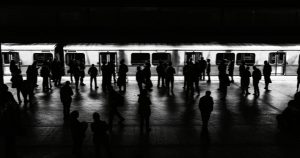 Podróżni czekający na pociąg