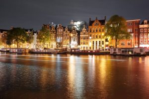 Domy na wodzie w Amsterdamie