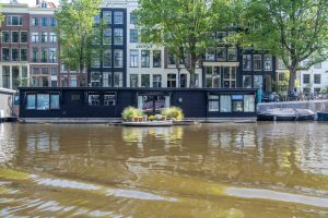 Houseboat w Amsterdamie