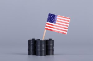 Baryłki z ropą naftową i flaga USA