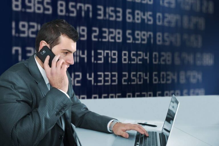 Broker forex rozmawia z klientem przez telefon